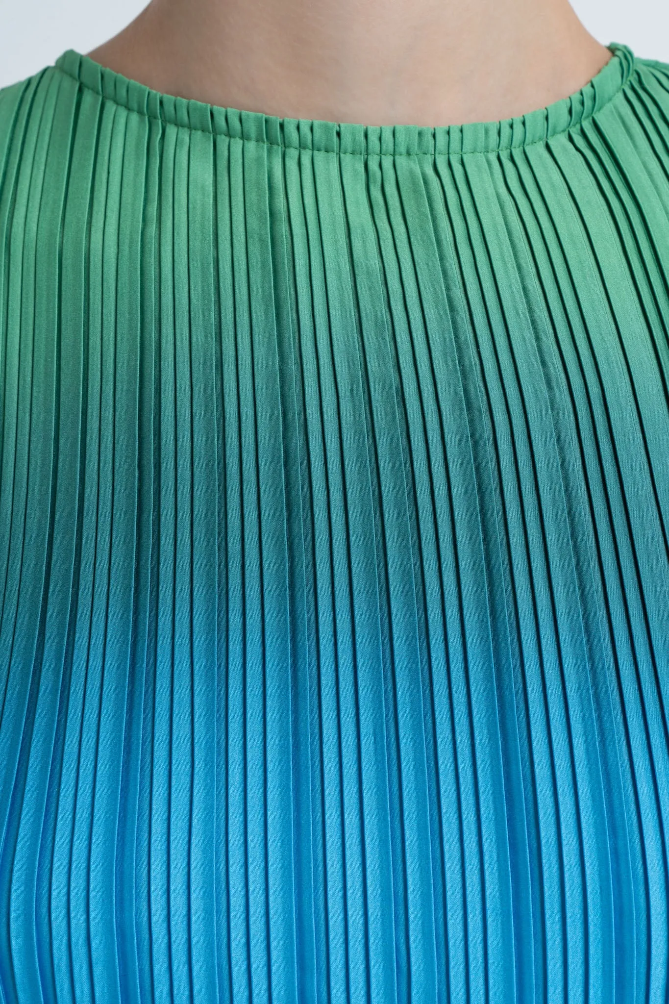 Box Pleat Short Sleeve Dress in Green Orb